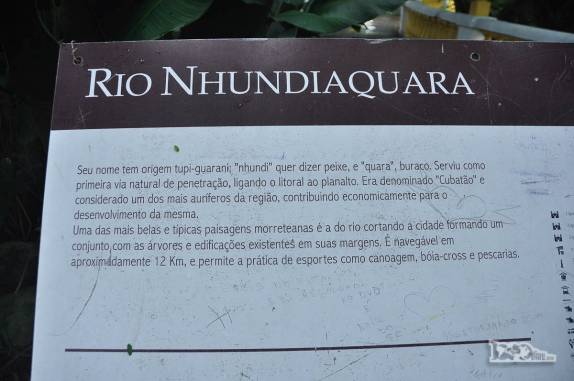 Placa informativa sobre o rio Nhundiaquara, em Morretes, próximo ao litoral do Paraná